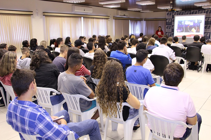 Jovens de Florianópolis puderam entender um pouco mais da importância da doação de sangue.