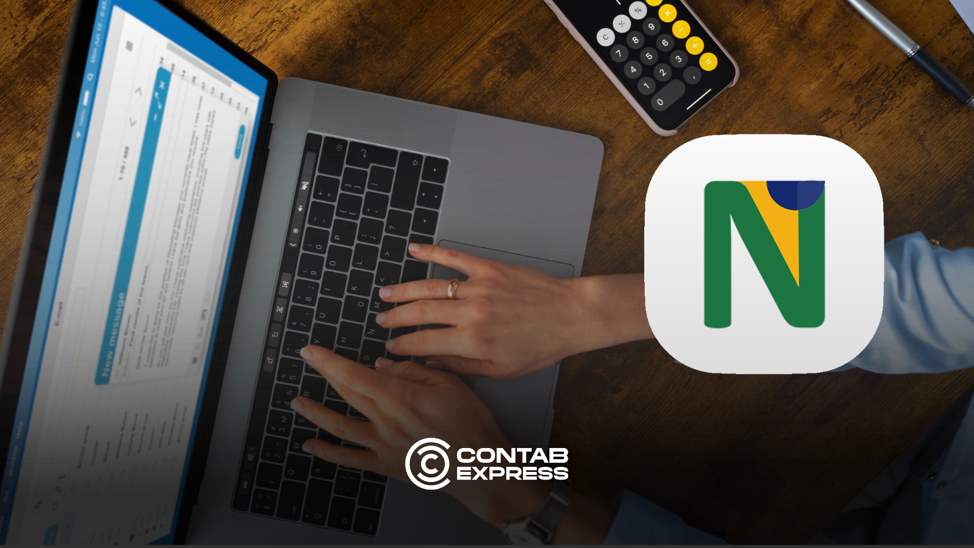 Contador confere nota fiscal de serviço no notebook durante a migração para o Emissor Nacional da NFS-e