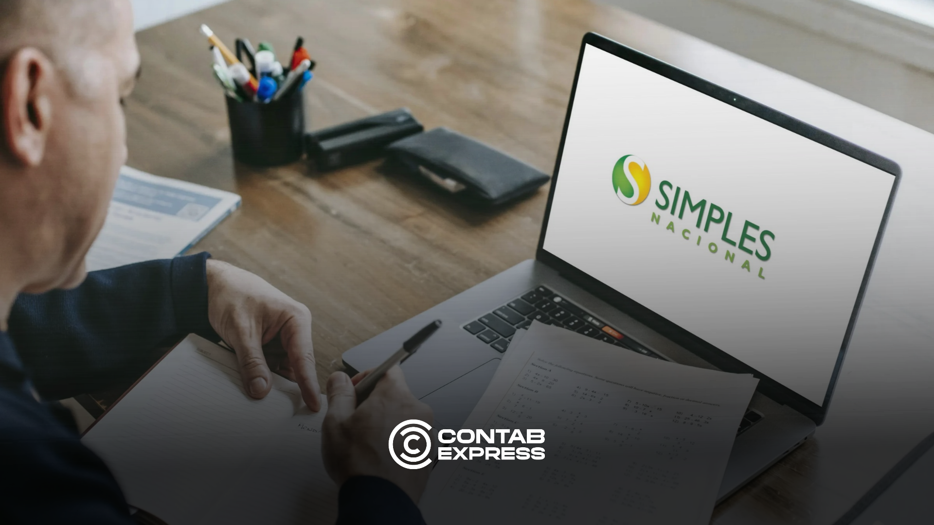 Contador confere calendário de outubro antes do fim do prazo da opção pelo Simples Nacional