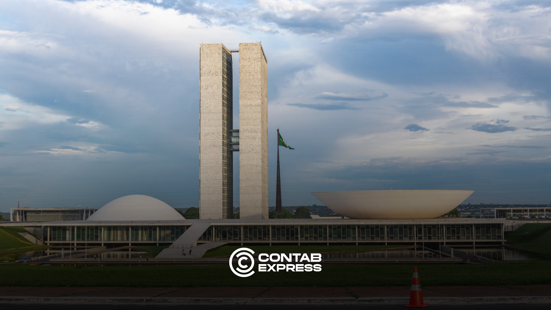 Contador analisa planilha de simulação tributária no computador sobre a definição da alíquota da CBS para 2027