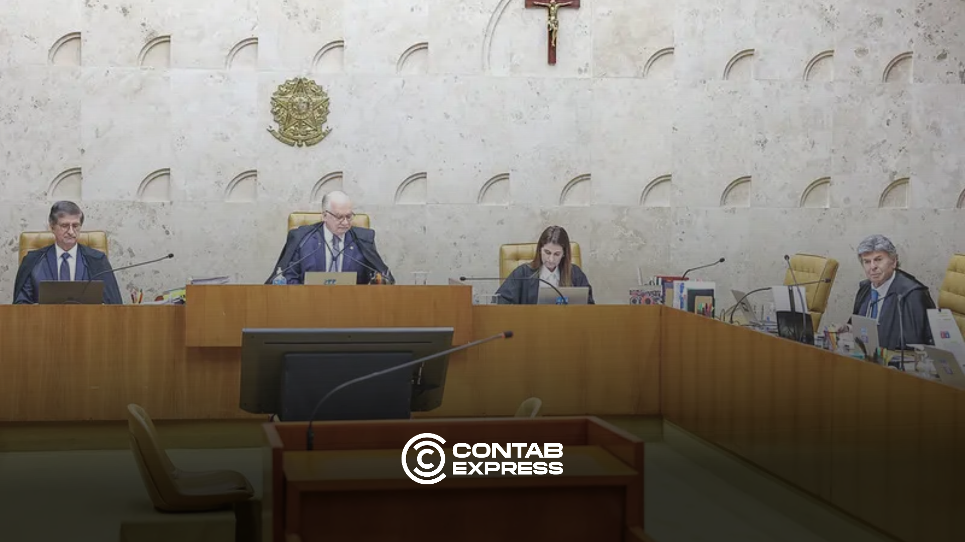 Empresária confere notas fiscais de serviço e guias de impostos após a decisão do STF sobre a exclusão do ISS