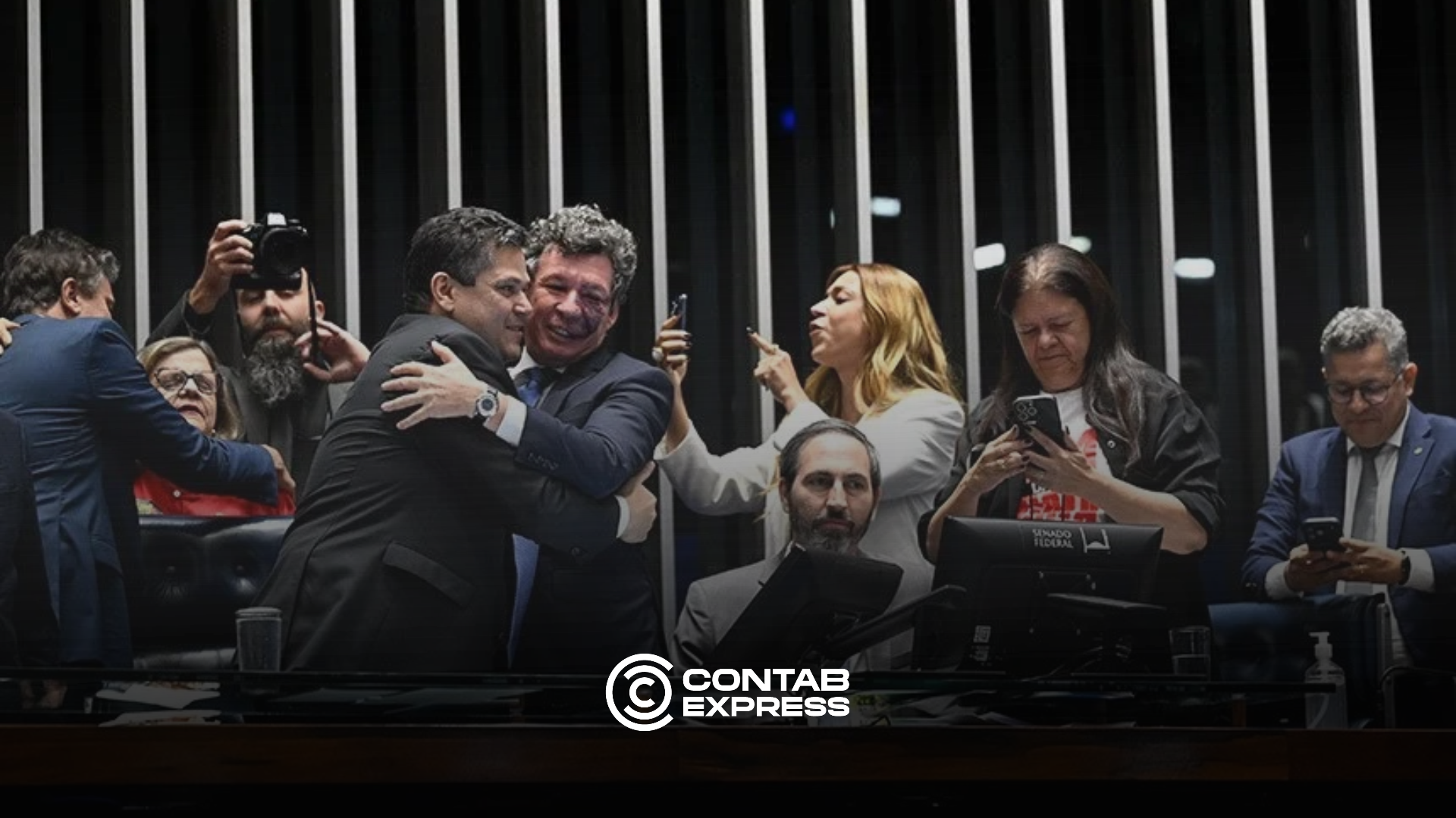 Gerente de loja revisa escala de turnos com funcionários após aprovação do fim da escala 6x1 no Senado