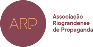 Logo da Associação Riograndense de Propaganda, apoiadora do CriaSummit, é constituída por um círculo e letras marrons.