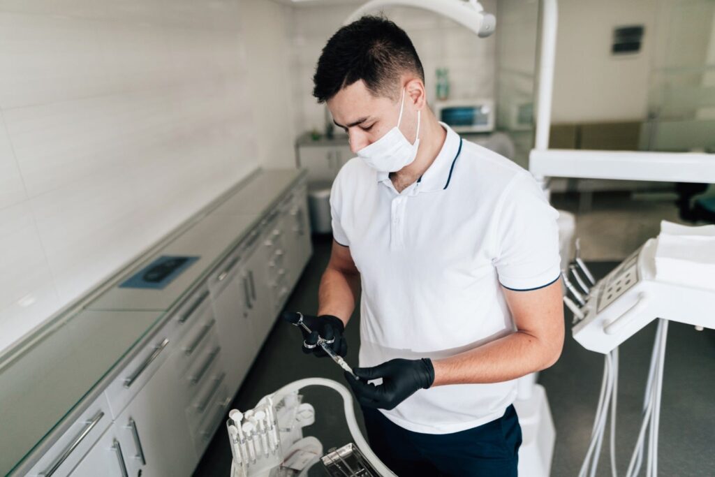 o que faz um auxiliar de dentista