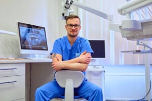 Dentista concentrado trabalhando, ambiente clínico moderno