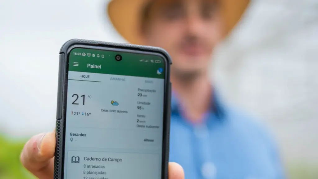Produtor rural utilizando o Caderno de Campo Digital DEMETRA no celular
