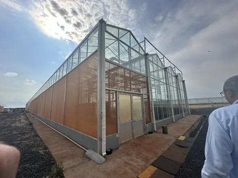 Estufa de pesquisa envidraçada preparada para automação e controle ambiental