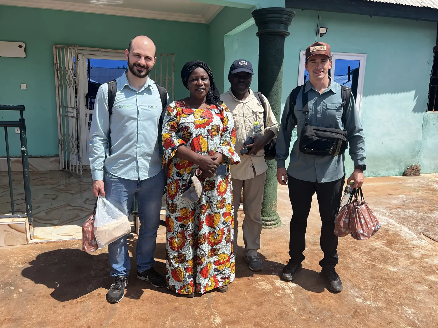 Equipe da ELYSIOS com participantes da visita ao centro de processamento de karité em Gana