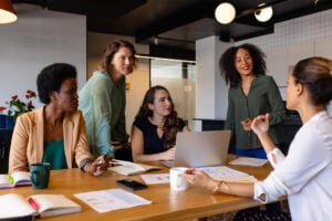 Comparativo visual entre pessoas (associação) e estrutura física (fundação) representando a diferença entre as entidades.