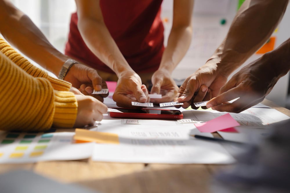 Documentos oficiais e CNPJ de associação legalizada no Brasil.
