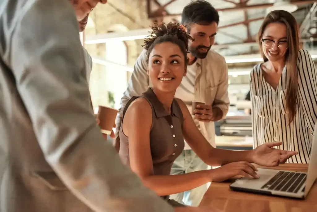 Pessoas de uma instituição reunidas fazendo a gestão da organização com o HiGestor.