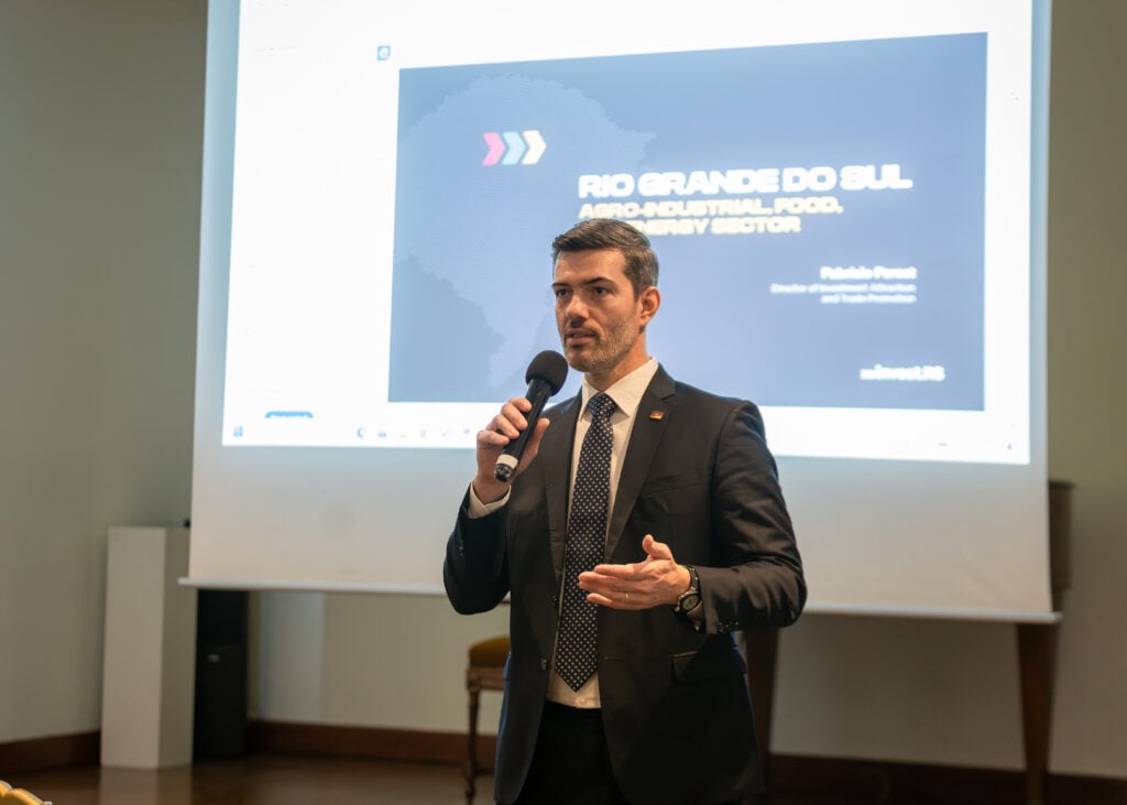 Diretor Fabricio Forest apresentou vantagens do RS na Embaixada do Brasil