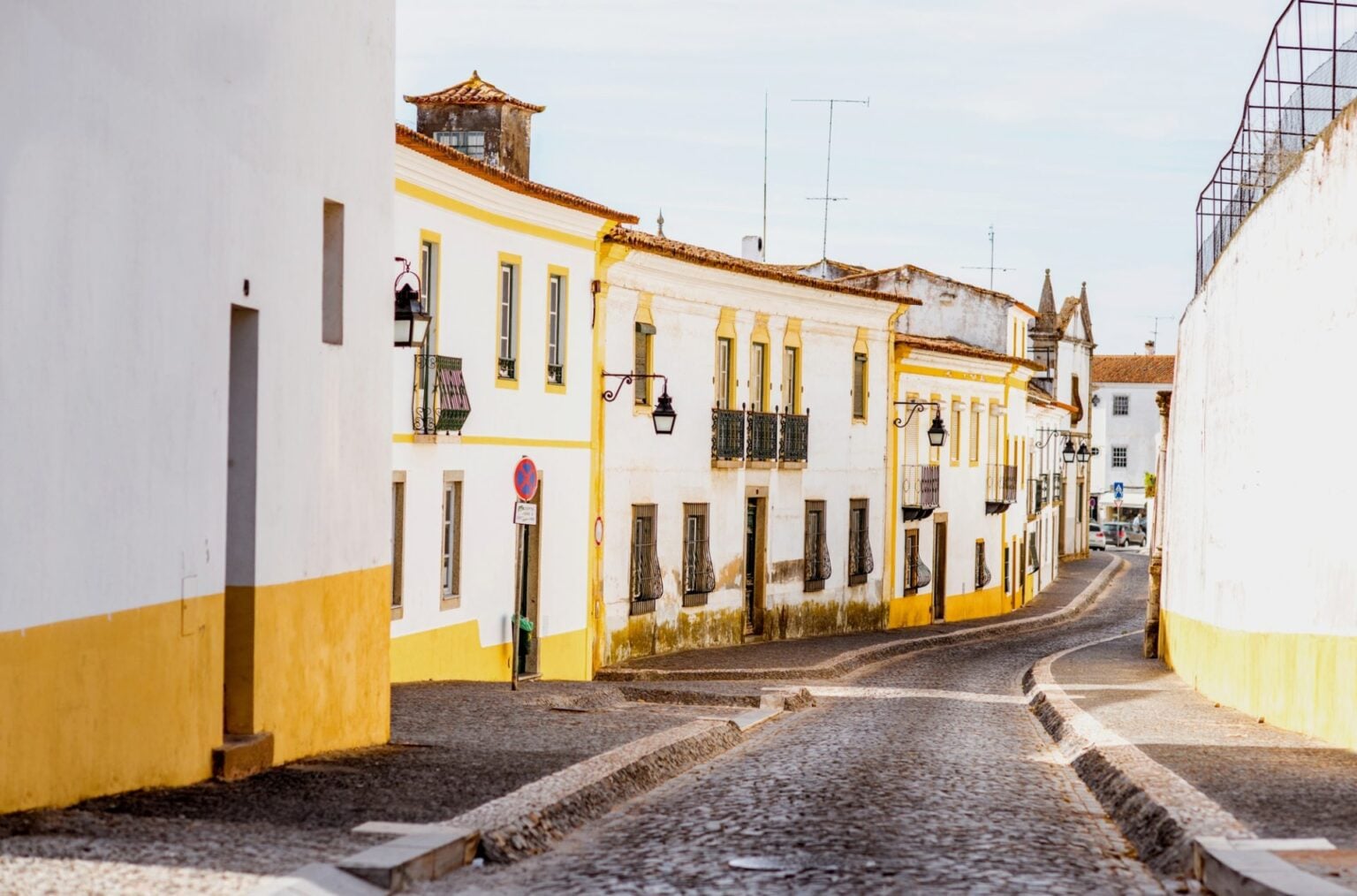 00-CAPA-EVORA-evora-old-town-in-portugal-2023-11-27-05-06-12-utc-scaled