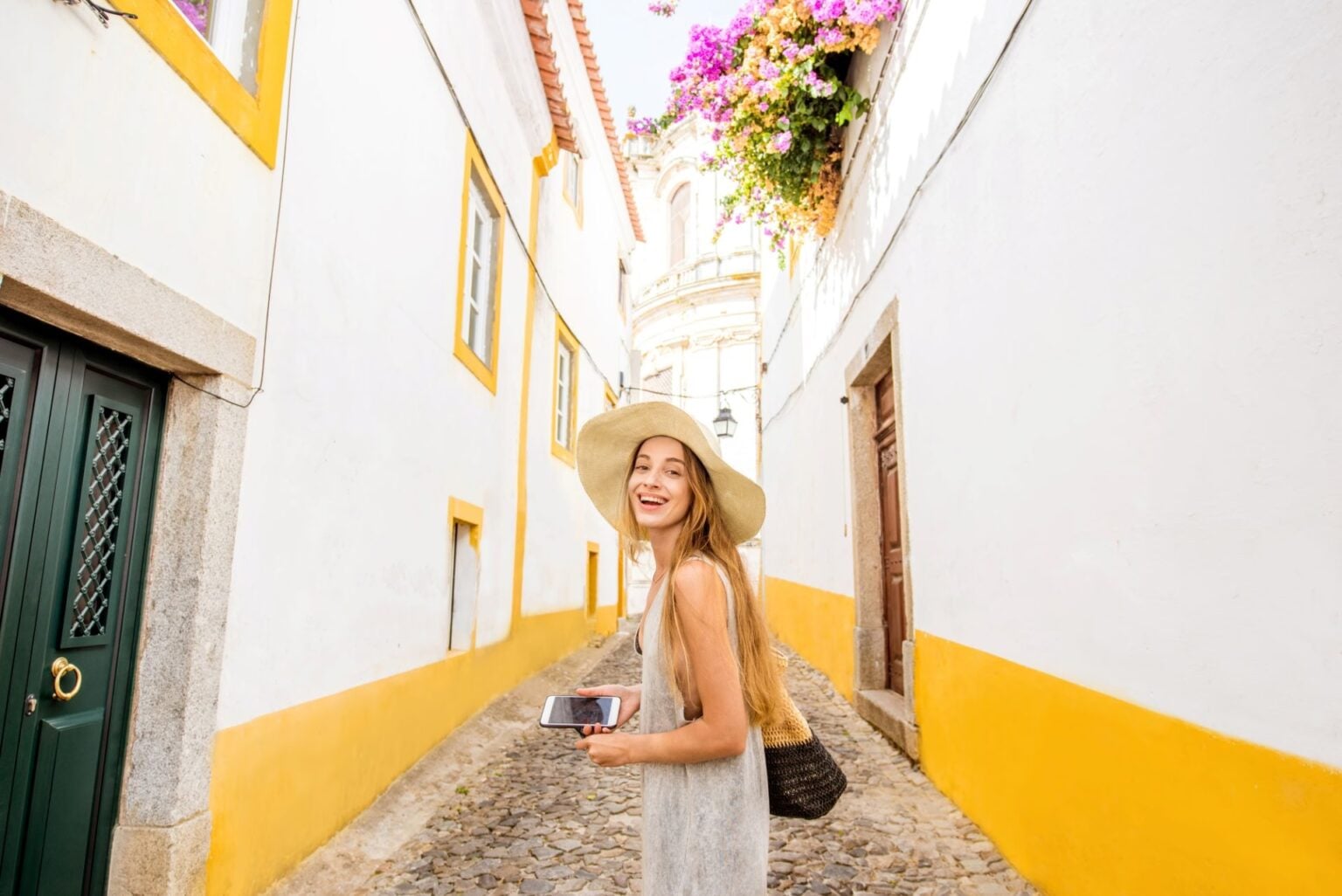 00-CAPA-woman-traveling-in-evora-portugal-2023-11-27-05-11-34-utc-scaled