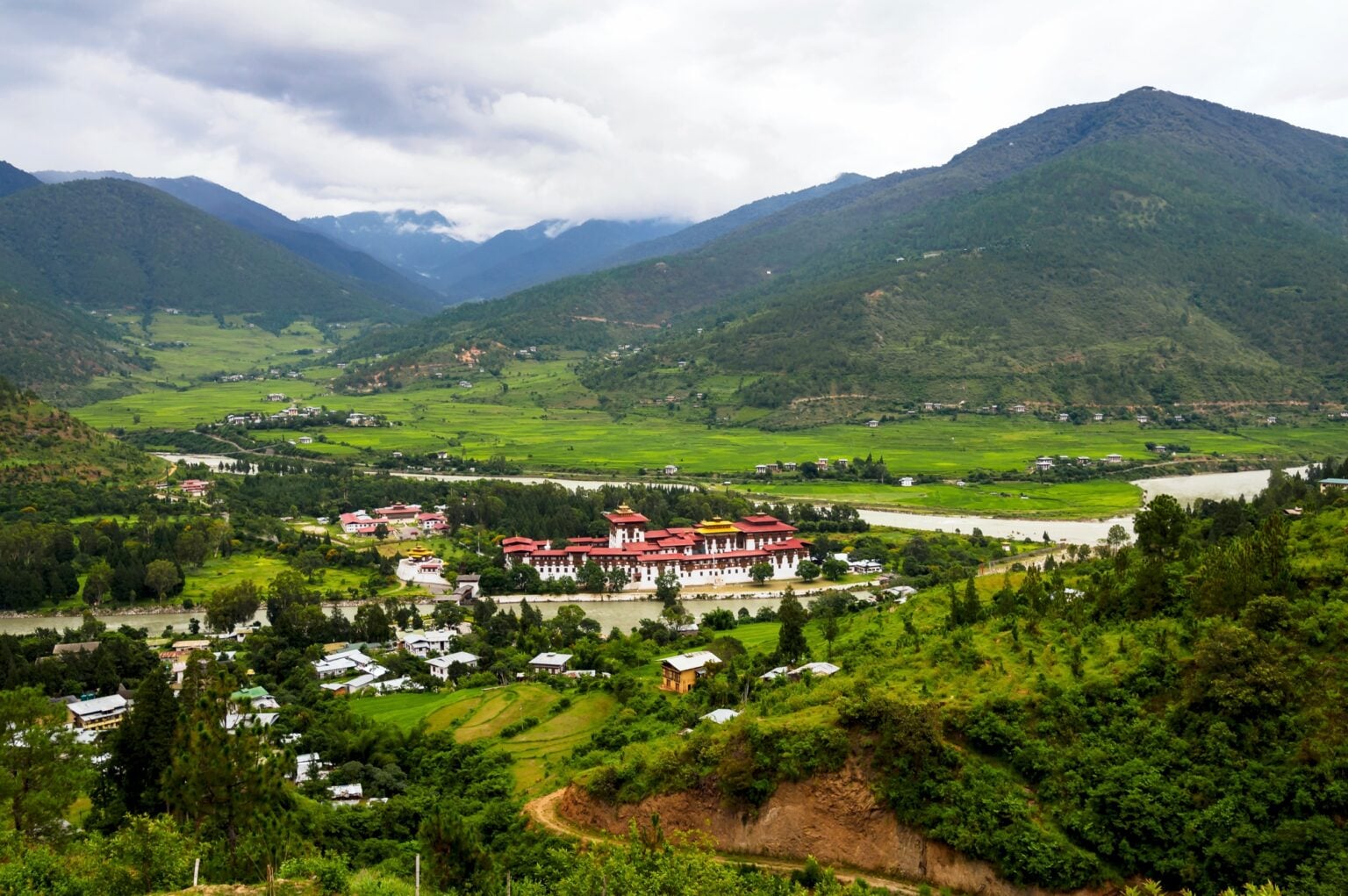View og Pnuakha Valley with Cloudy Sky, Punakha, Bhutan