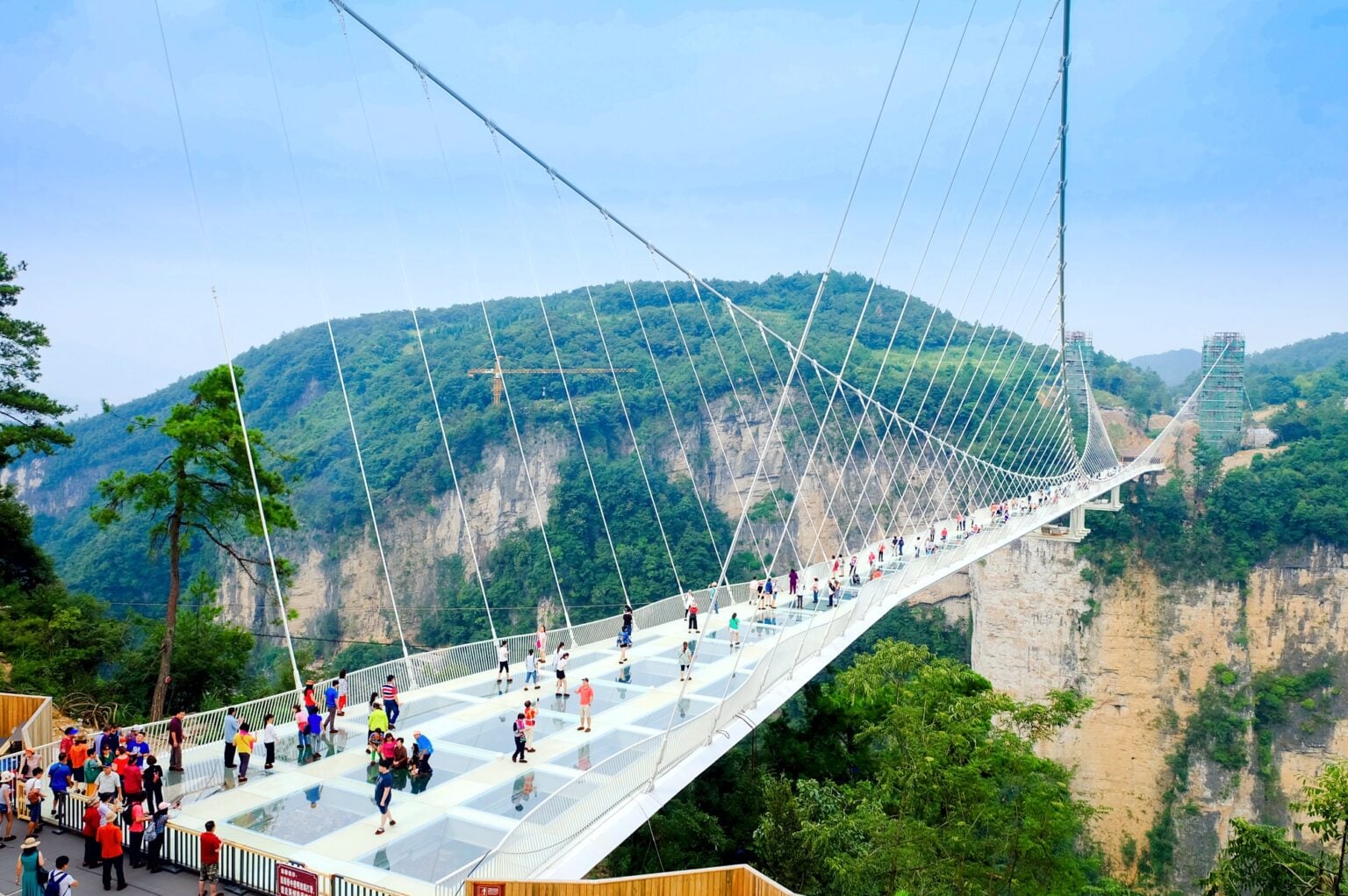Zhangjiajie's National Forest Park The Grand Canyon of Zhangjiajie skywalk Glass-bottom Bridge in china