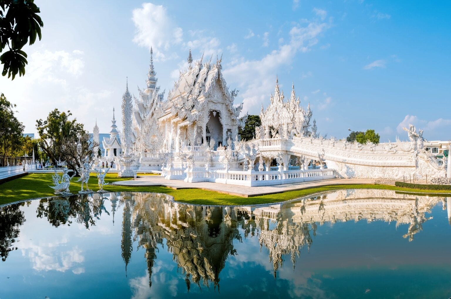 11° DIA - TEMPLO BRANCO - AdobeStock_559055630