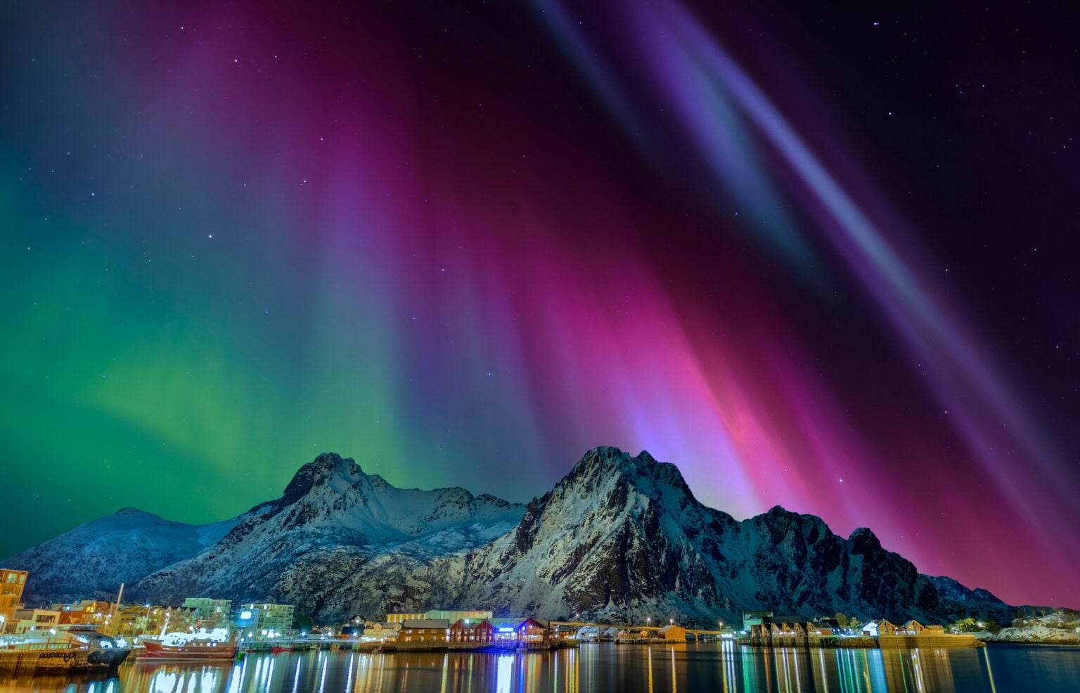 Nordlicht in Svolvaer Lofoten Norwegen