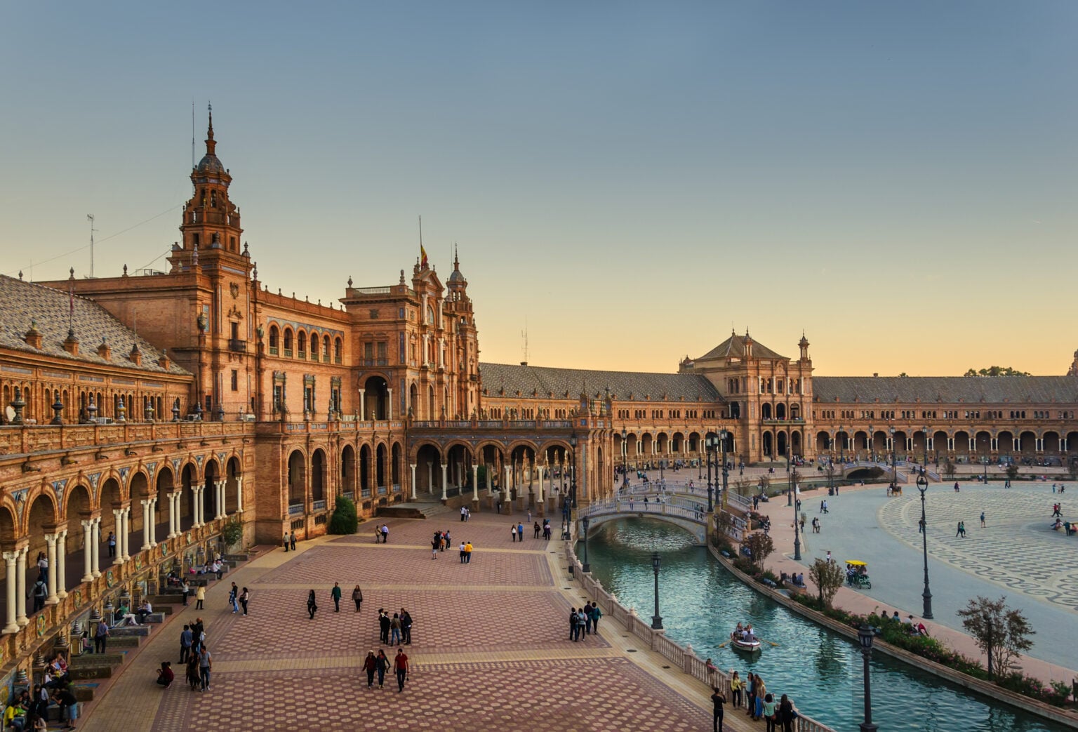 Plaza Mayor de Sevilla al atardecer