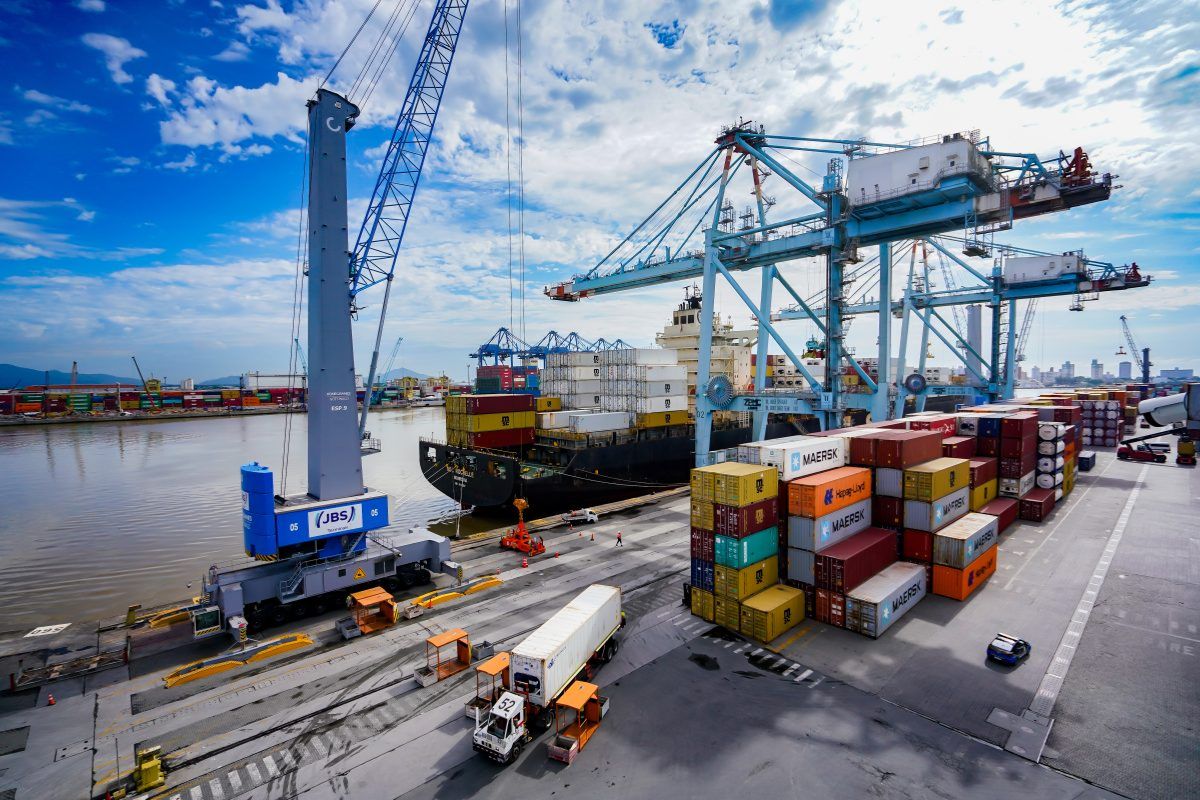 Porto de Itajaí (SC) guindastes e contêineres — endereço fiscal para importadoras