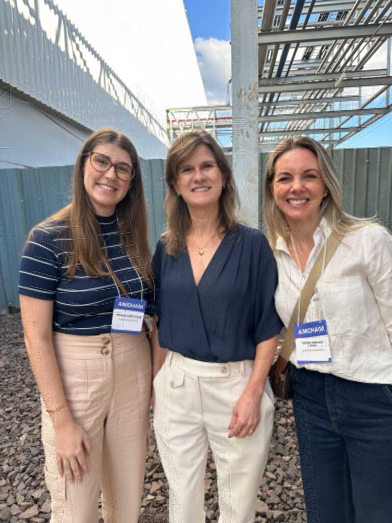 Equipe da Olivas ao lado da presidente Aline Bagatini da Fruki Bebidas durante visita à planta em Paverama