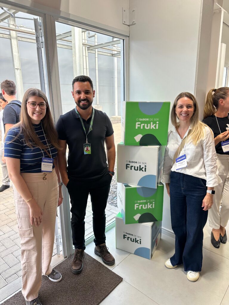 Equipe Olivas ao lado de Jonas, engenheiro guia da visita à linha de produção.