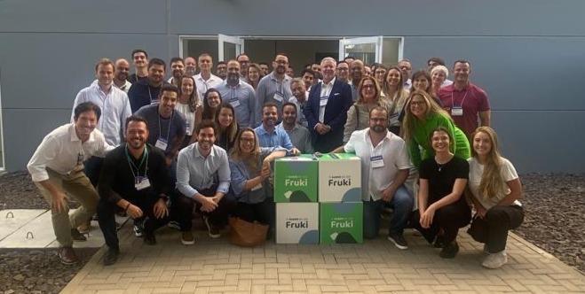 Equipe da Olivas ao lado dos outros participantes da visita e da presidente Aline Bagatini e diretores da Fruki Bebidas durante visita à planta em Paverama