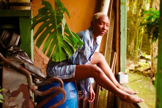 mulher negra em um cenário doméstico com plantas