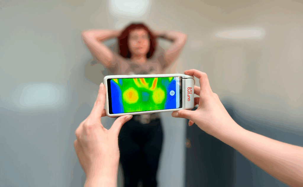 Smartphone AuroraCare TopMed com certificado Prêmio Inovativos 2025 em ambiente corporativo da TopMed Saúde Digital