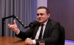 Dr. Jeancarlo Cavalcante abordando em podcast o futuro da medicina com a Inteligência artificial