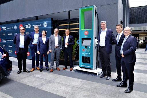 Carro elétrico sendo carregado