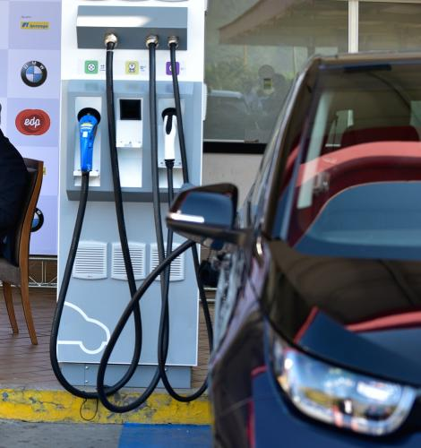 Carro elétrico sendo carregado