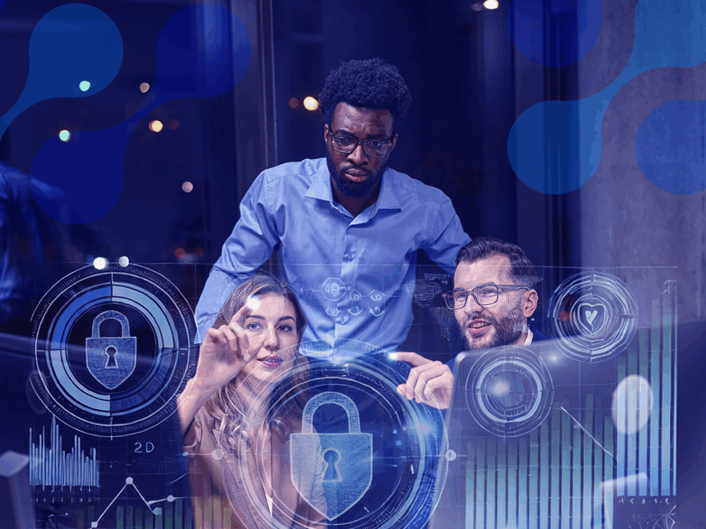 Grupo de profissionais de tecnologia discutindo questões de consultoria em segurança da informação em ambiente de escritório com hologramas de cadeados e gráficos digitais.