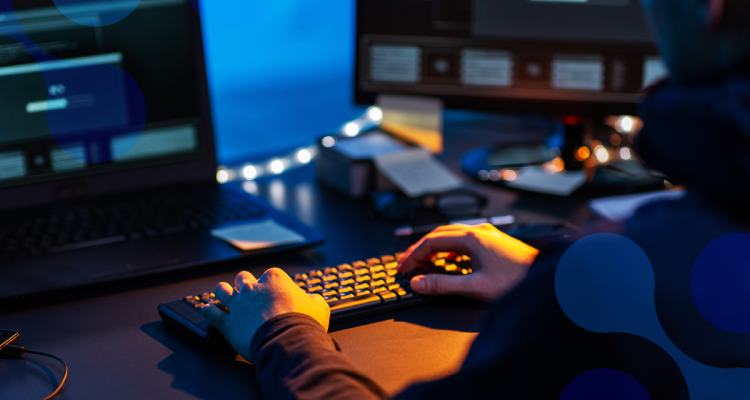 Pessoa realizando uma invasão cibernética em um computador, com múltiplos monitores exibindo códigos e gráficos de segurança digital.